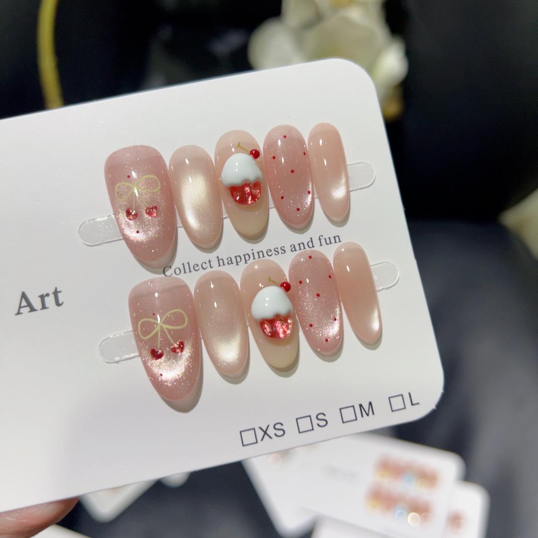 Вишневый пудинг: Короткие розовые накладные ногти «кошачий глаз» с 3D-дизайном «вишневый торт»